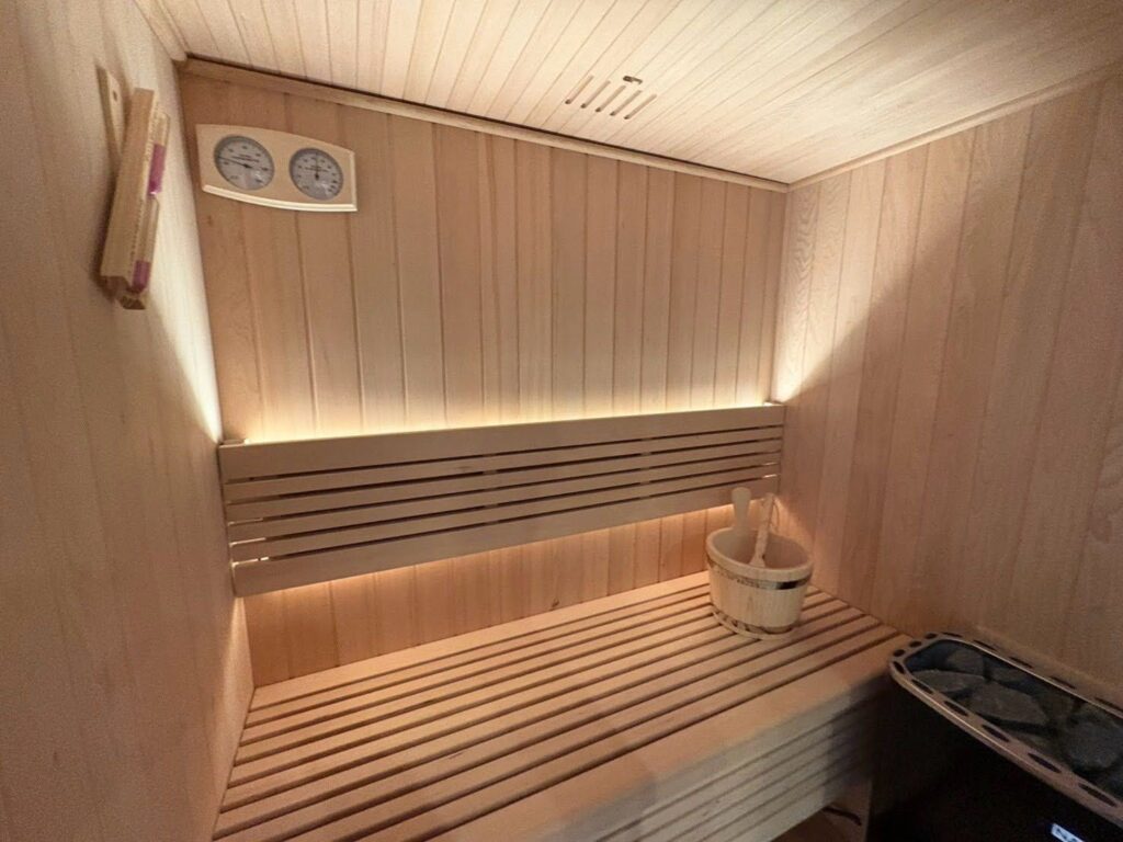 内部。間接照明を仕込んだベンチで、温度と明るさの両方を整えます。｜宇都宮市の注文住宅の標準仕様
