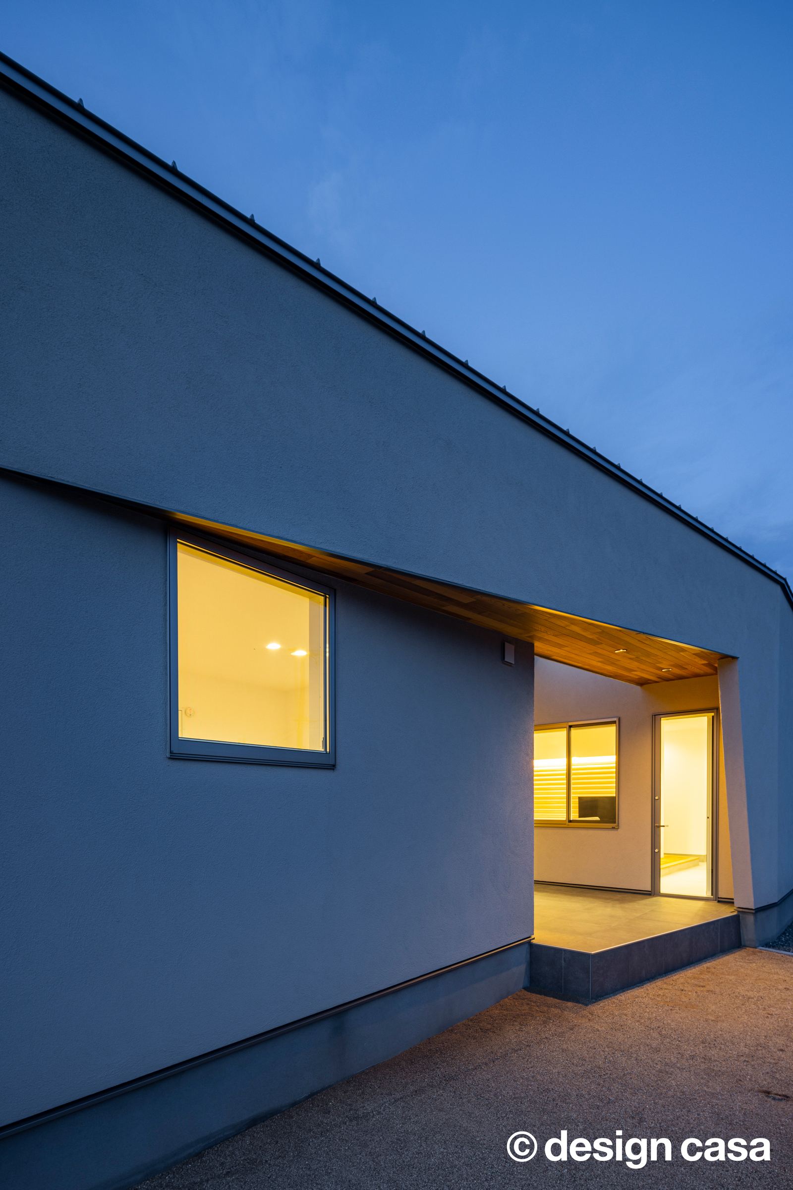 夜、窓に灯りがともる design casa の注文住宅